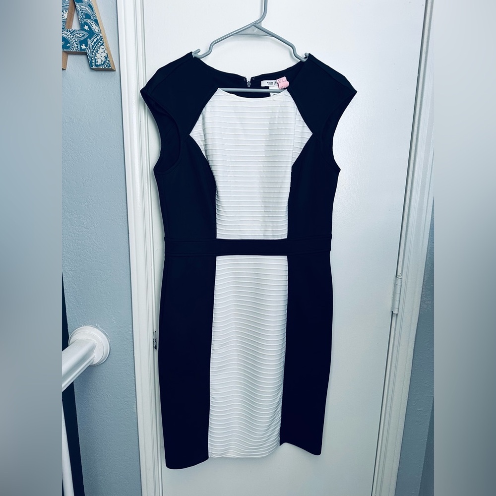 Gorgeous White House Black Market bodycon dress